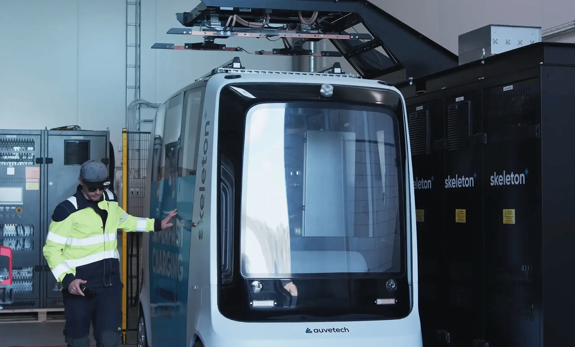 Autonomous bus and charging station